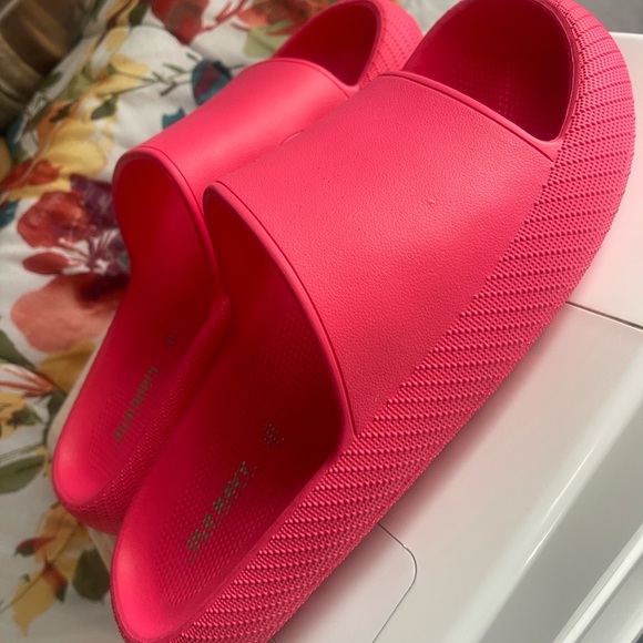 Old Navy Women's Slide Sandals in Bright Pink - Picture 3 of 4